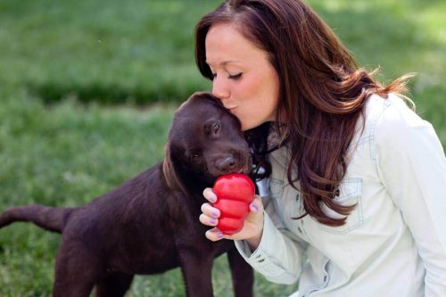 Kvinde med hund og Kong legetøj