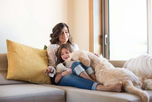 mor og datter med hund