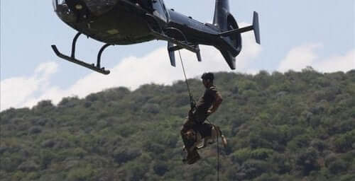 Helikopter med person hængende under