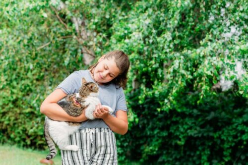 Pige med kat i armene